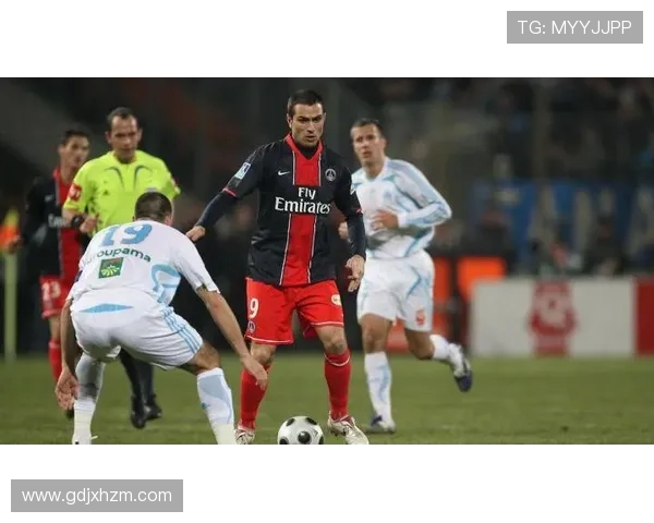 当今足球世界级球星的竞技水平与历史地位分析 当今足球世界级球星的竞技水平与历史地位分析