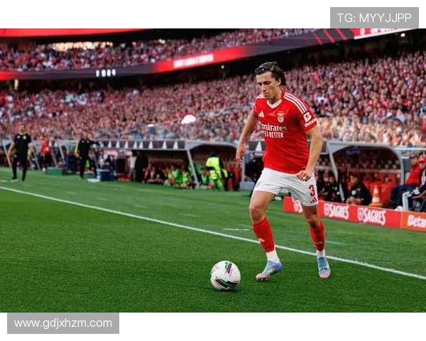 足球历史十大后卫球星排名盘点 哪些球员称霸绿茵场 足球历史十大后卫球星排名盘点 哪些球员称霸绿茵场