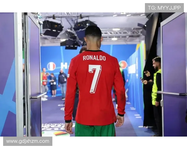 足球巨星纷纷退役时代的结束与新篇章的开启 足球巨星纷纷退役时代的结束与新篇章的开启